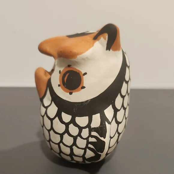 ACOMA POTTERY Handcrafted Ceramic Owl Figurine Signed - Picture 2 of 7